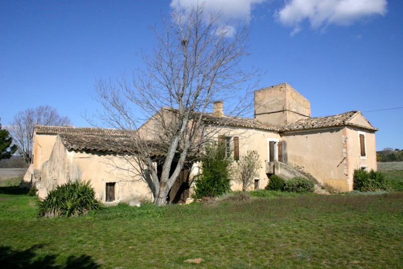 Notre zone d'activité pour ce service Ferme provençale fortifiée à vendre et à rénover avec un jardin